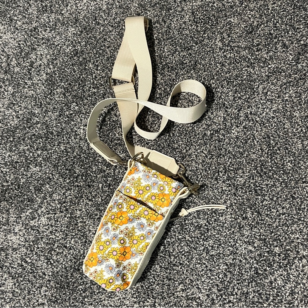 Water bottle holder with pockets!
